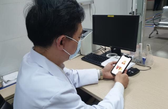 Bác sĩ đang xem tình trạng của nam sinh 19 tuổi