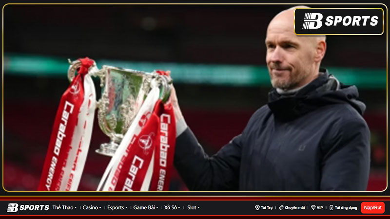 HLV Erik ten Hag ăn mừng chiến thắng của MU