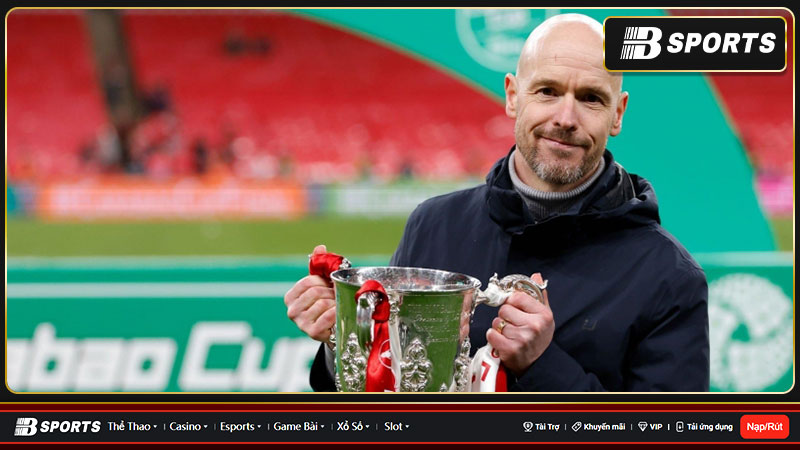 Erik ten Hag bỏ quên cúp Carabao vô địch