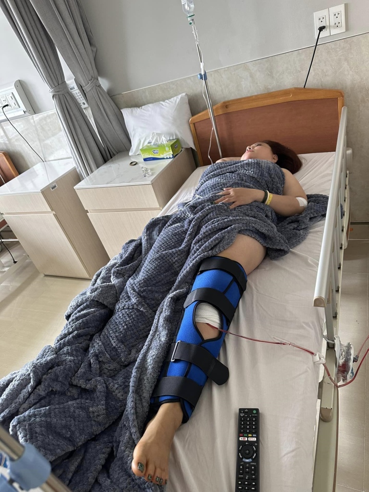 Nữ diễn viên nhập viện để chuẩn bị cho ca phẫu thuật chân