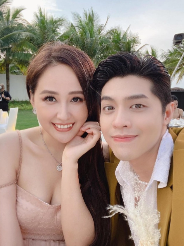 Noo Phước Thịnh đăng ảnh tình cảm bên nàng hậu và kèm theo dòng chữ ''It’s Wedding Time'' 