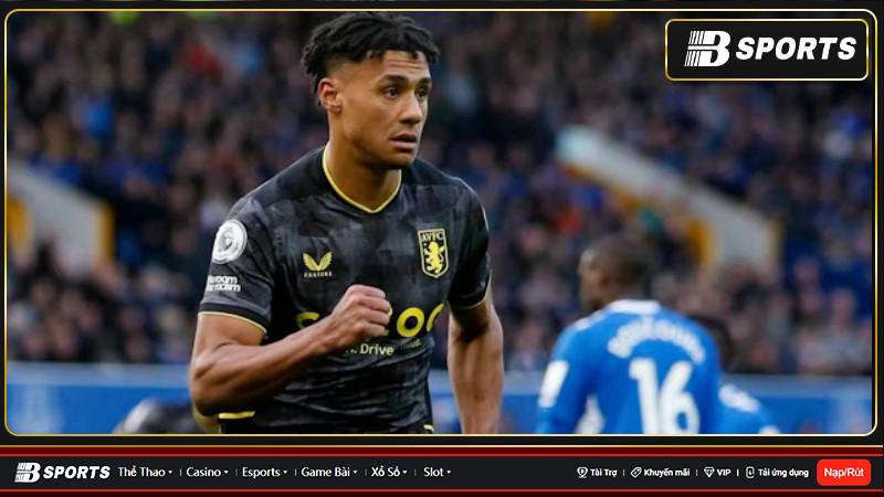 Ollie Watkins đã nổ phát súng đầu tiên trong trận đấu trên chấm phạt đền