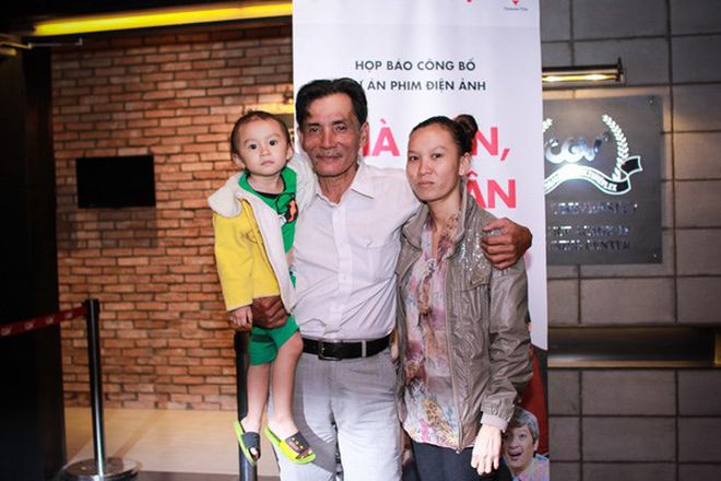 Nam diễn viên đứng cùng vợ và cô con gái nhỏ