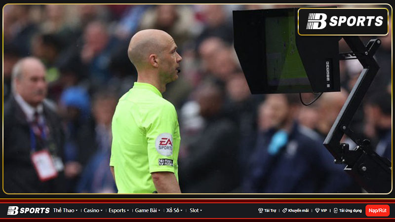 VAR Ngoại hạng Anh hại các đội bóng - Arsenal cay đắng chia điểm