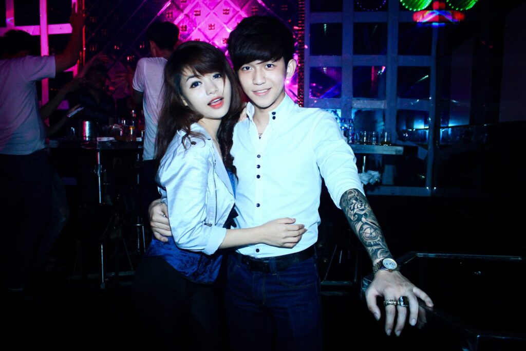 Hoàng Tử Gió khi còn làm nhiên viên tại quán Bar ở Hà Nội
