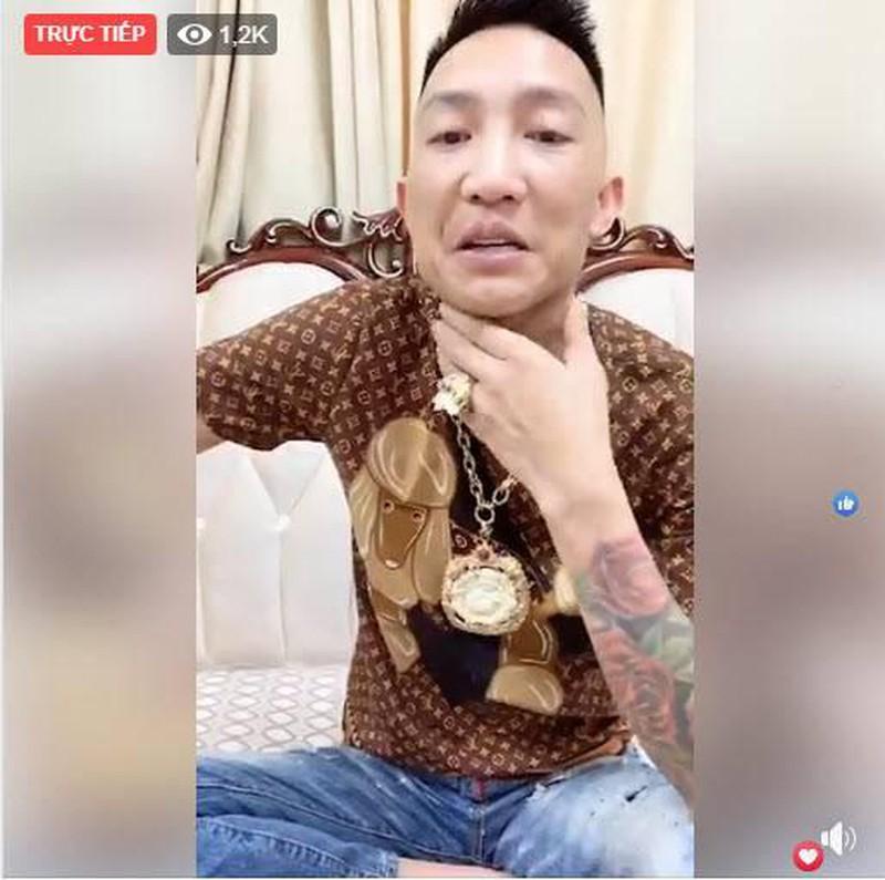 Huấn Hoa Hồng nổi lên với những livestream trên MXH