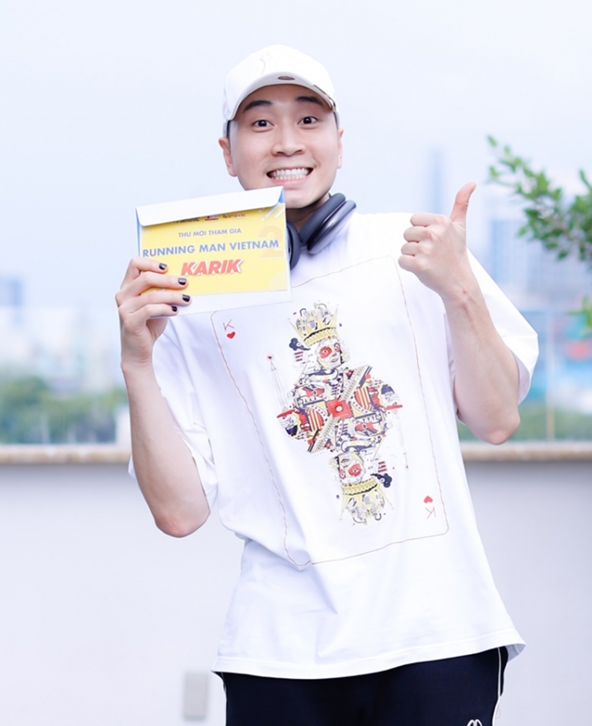 Nam ca rapper hứng thú khi cầm tấm vé xác nhận tham gia Running Man