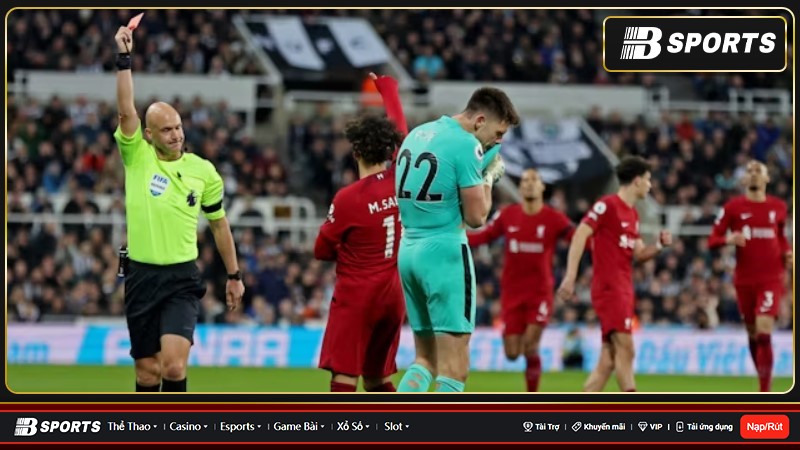 Pope đã bị đuổi khỏi sân trong trận thua 0-2 hôm thứ Bảy của Chích Chòe trước Liverpool