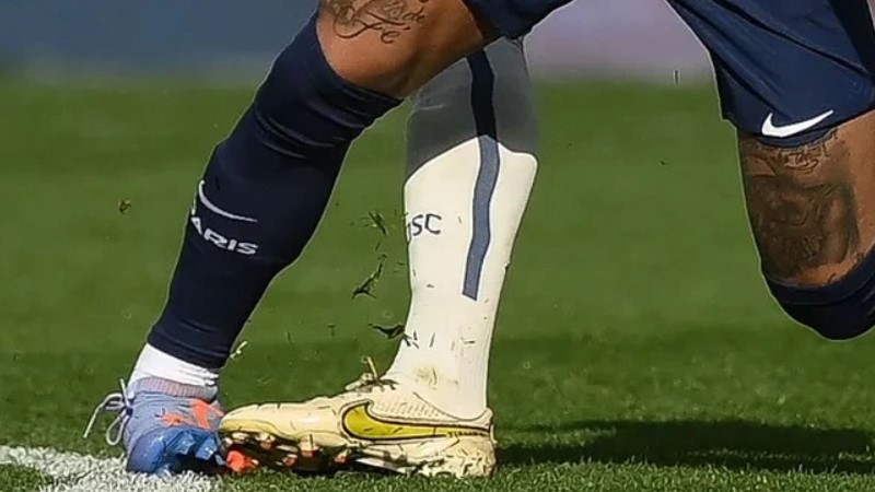 Neymar bị bong gân mắt cá trong trận PSG thắng 4-3 Lille