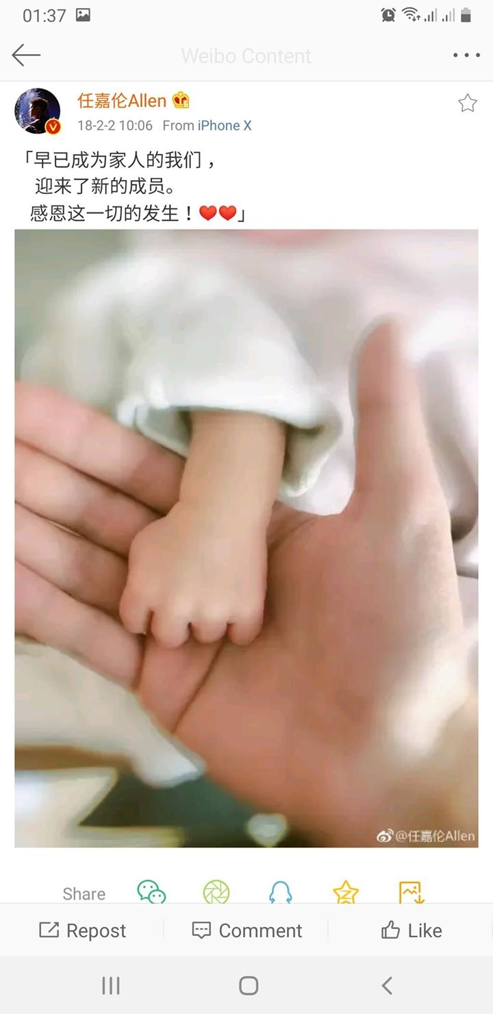 Tấm anh nam diễn viên nắm tay một em bé và kèm theo dòng chữ 