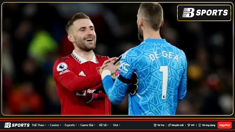 Luke Shaw động viên các đồng đội ở CLB Manchester United