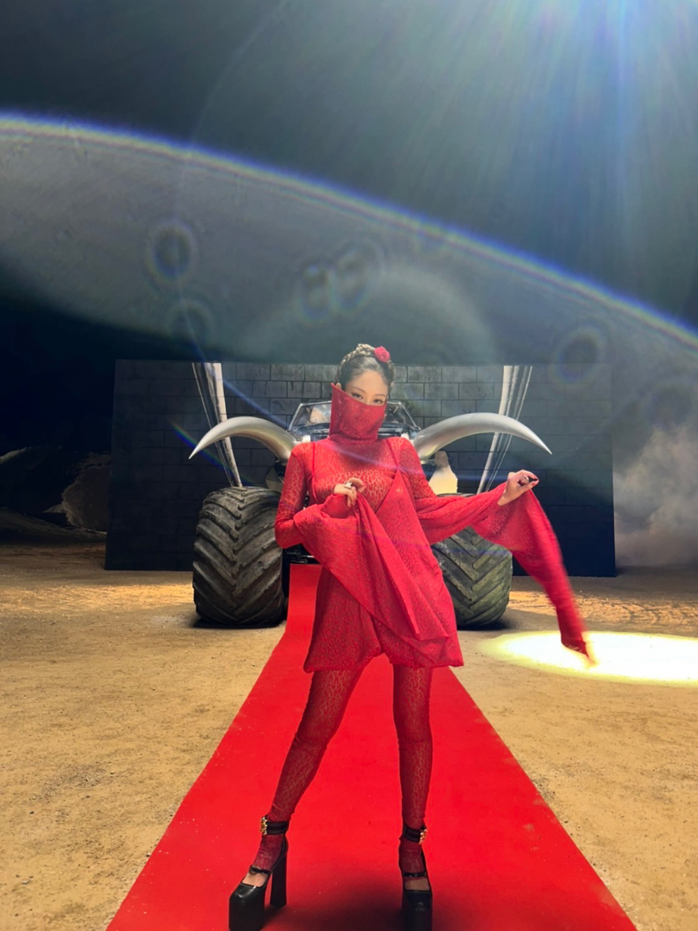 Outfit váy đỏ cực cháy của cô nàng