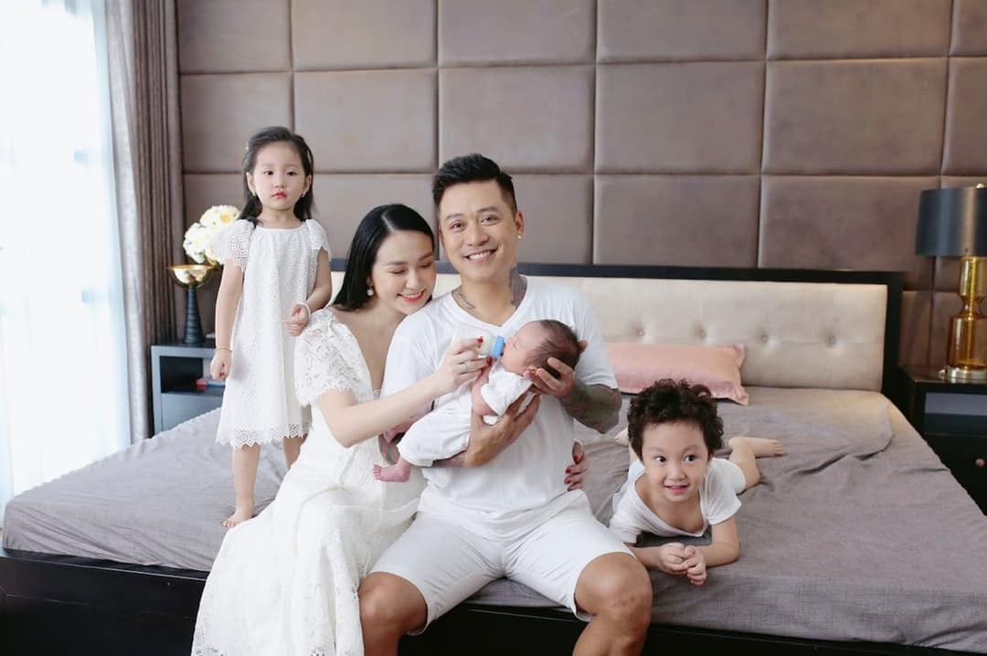 Nam ca sĩ bên vợ và 3 đứa con