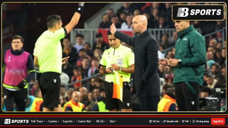 VAR gây tranh cãi trận MU hòa Barca