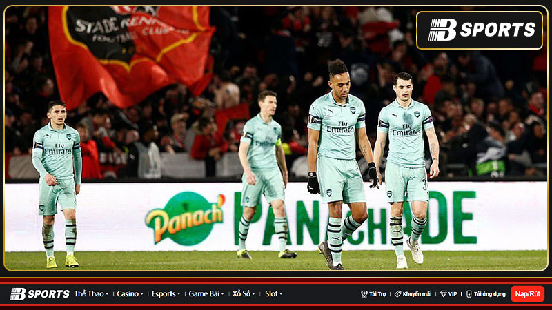 Người hâm mộ chỉ trích Arsenal bị loại khỏi C2