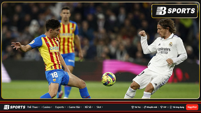 Tấm thẻ đỏ tai hại ở hiệp 2 khiến Barca thắng nhọc nhằn