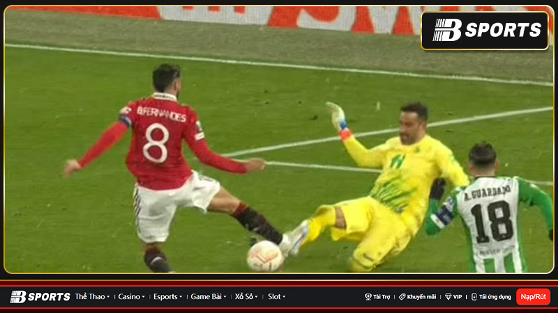 Bruno Fernandes thoát thẻ đỏ dù vào bóng thô bạo 