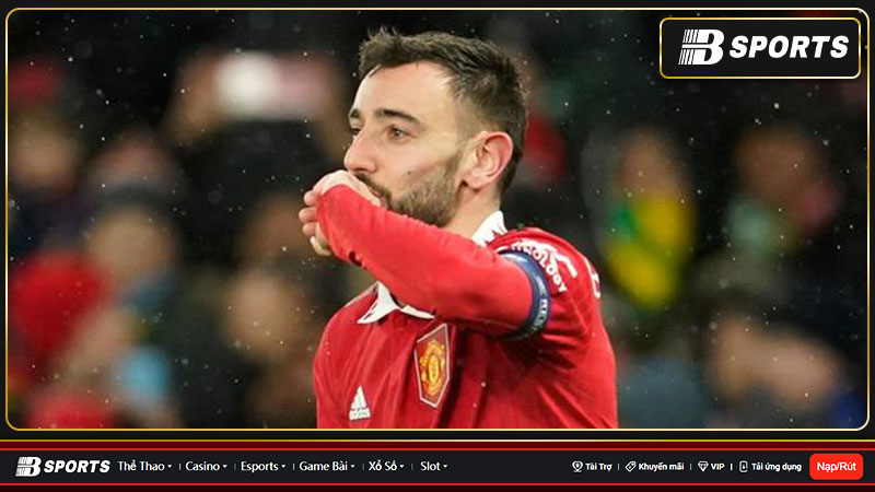 Bruno Fernandes thoát thẻ đỏ trong chiến thắng MU 4-1 Betis