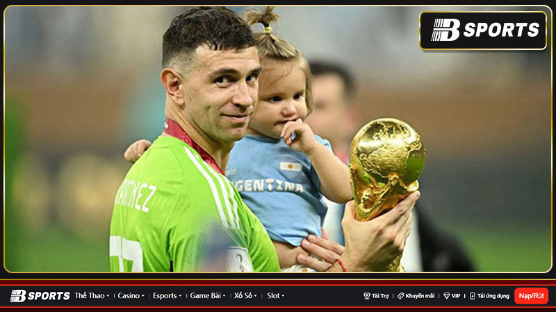 Emiliano Martinez bán găng tay thi đấu World Cup