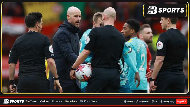 Erik ten Hag bị phạt nặng sau trận MU hòa 0-0