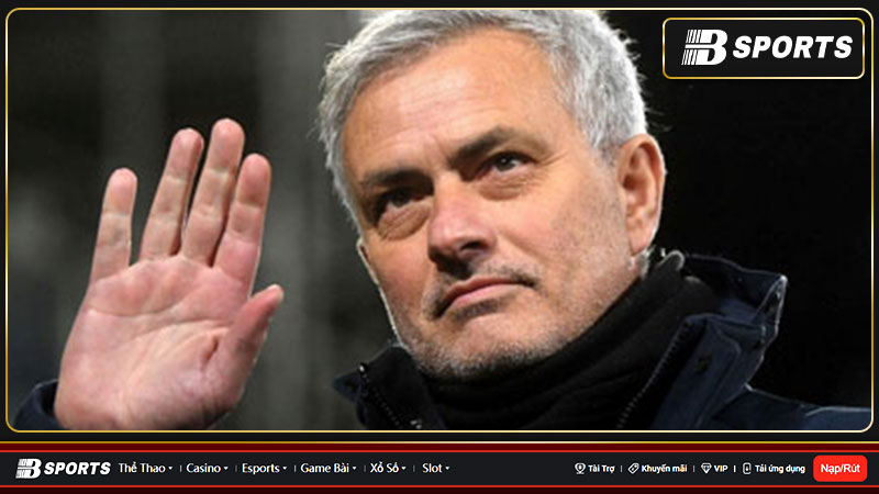 HLV Mourinho nhận thẻ đỏ trong ngày AS Roma thua sốc