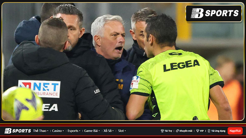 HLV Mourinho nhận thẻ đỏ ở thời điểm AS Roma gặp rất nhiều khó khăn