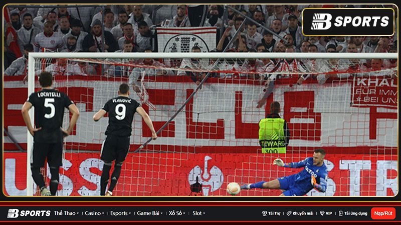 Juventus vào tứ kết Cúp C2