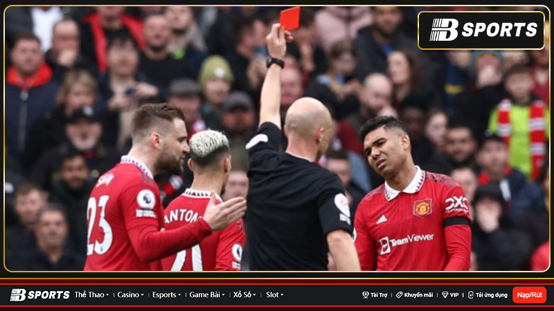 Man United thi đấu đấu chỉ với 10 người trên sân