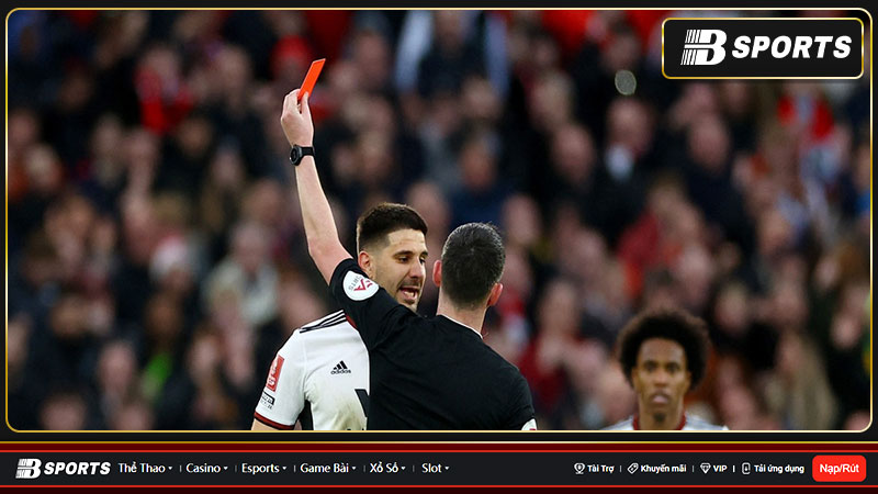 Mitrovic bị đề nghị treo giò 10 trận bởi cựu trọng tài Premier League