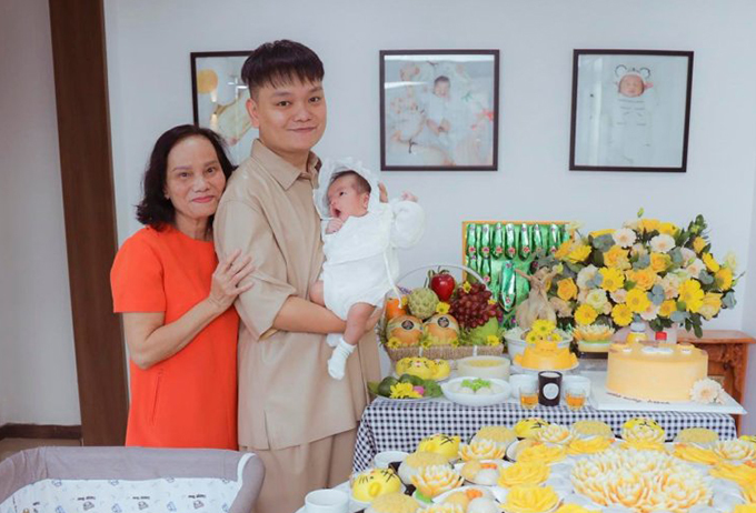 Nam nghệ sĩ bên cạnh mẹ cùng đứa con gái đầu lòng