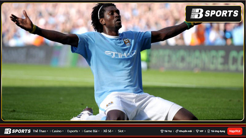 Emmanuel Adebayor thành công ăn mừng bàn thắng trước các cổ động viên Pháo thủ sau khi ghi bàn cho The Citizens vào lưới câu lạc bộ cũ