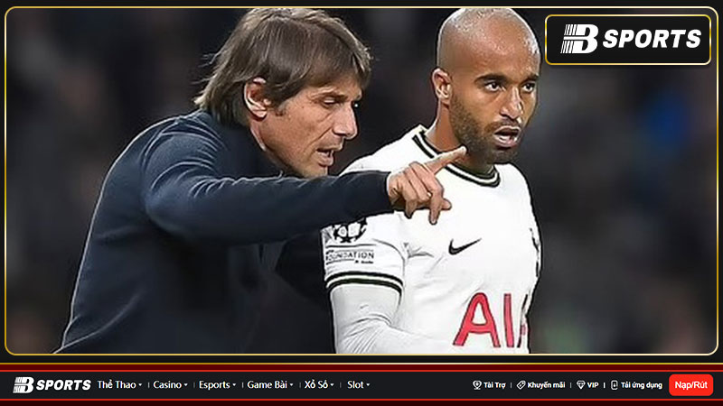 Các cầu thủ Tottenham quay lưng với HLV trưởng Antonio Conte