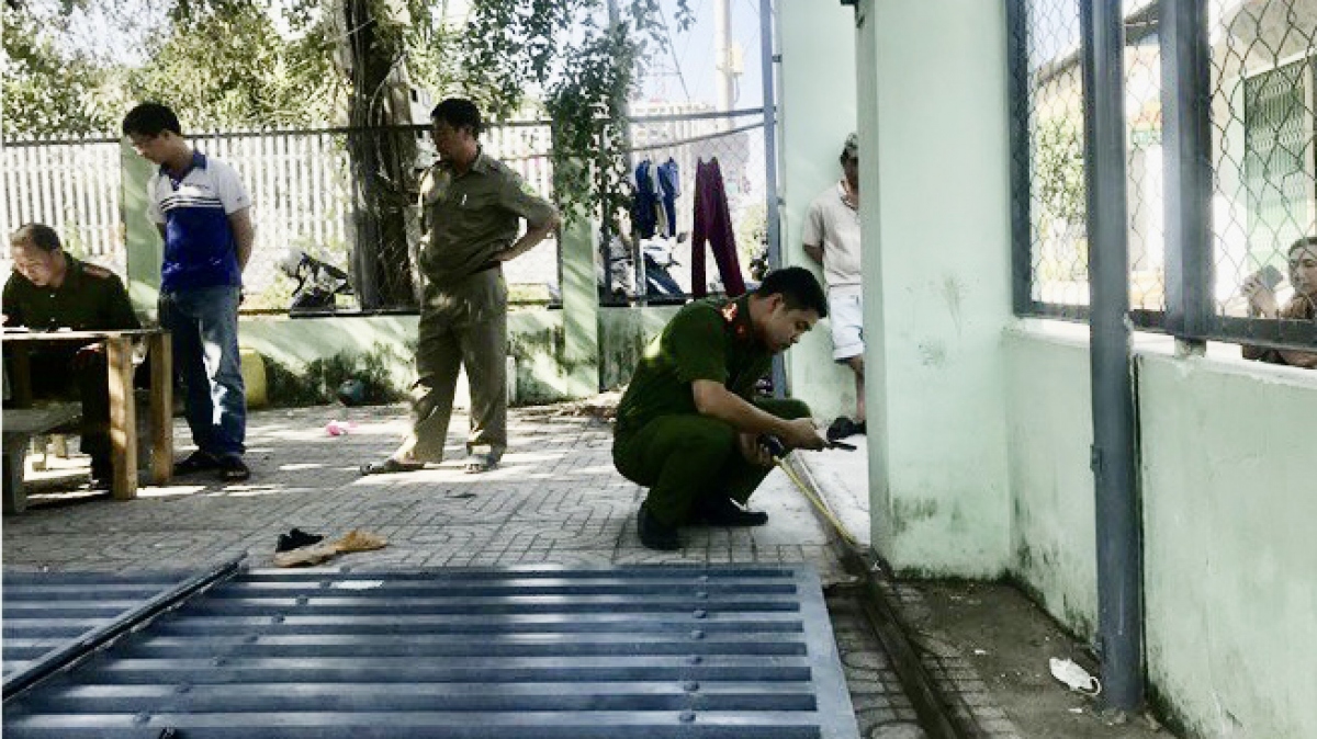 Lực lượng công an chức năng đã nhanh chóng đến hiện trường nơi xảy ra vụ việc đau lòng 