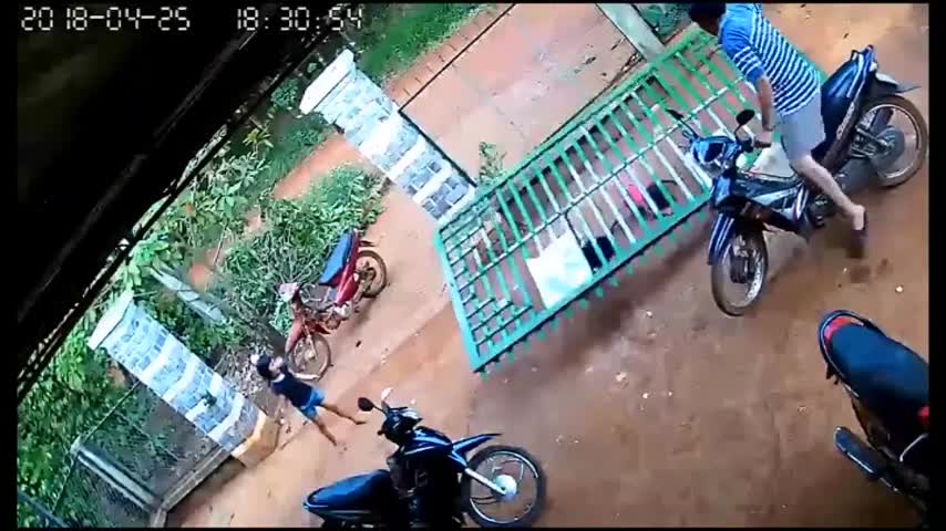 Vụ việc cháu bé 4 tuổi bị cổng sắt đè xuống gây tử vong