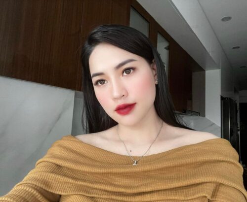 Người mẹ của Võ Hà Linh chỉ mong rằng con gái mình có một cuộc sống bình thường, không dính vào những drama triền miên trên Mạng xã hội và sớm có một gia đình nhỏ vì nay Hà Linh cũng đã ngót nghét 30 tuổi