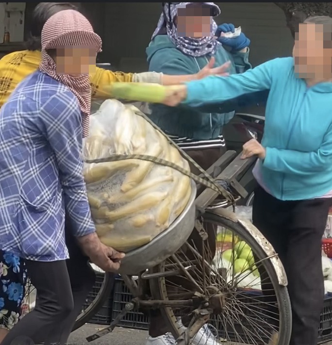Cụ bà bán ngô đã bị một người phụ nữ đánh túi bụi ở chợ