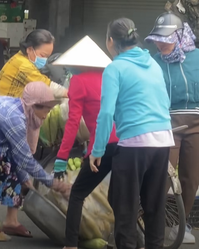 Rổ xe ngô đằng sau của bà đã bị đổ 