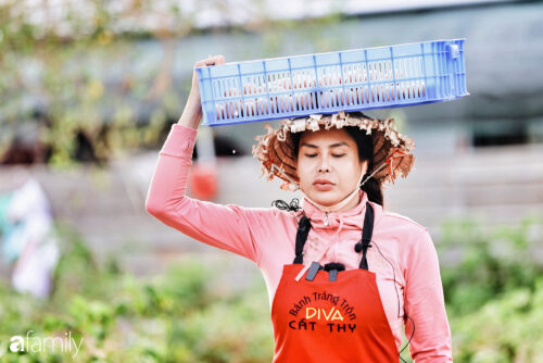 Diva Cát Thy là một cái tên nổi tiếng trong giới trẻ Sài Gòn với món ăn bình dân, rất dễ kiếm đó là bánh tráng trộn nhưng chính điều đó đã tạo nên thương hiệu của cô