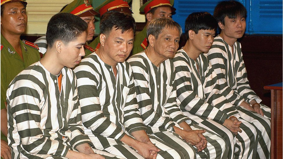 Năm Cam ngồi giữa