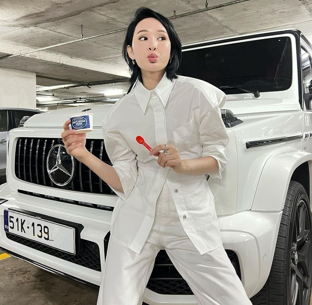 Cô nàng bên chiếc xe G63 giá hơn 13 tỉ