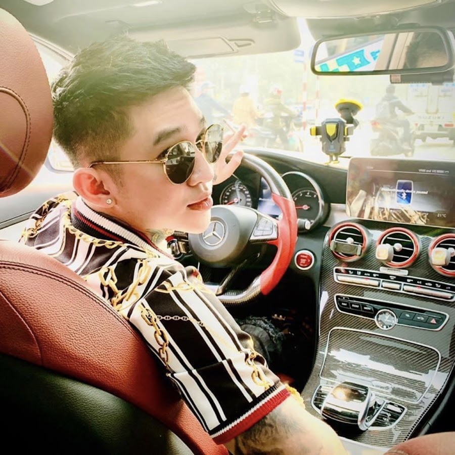 Hot boy Hoàng Tử Gió tự tự là ai