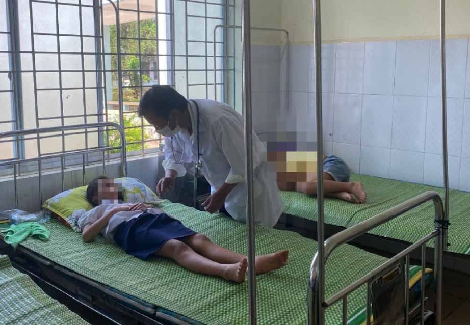 31 em học sinh nhập viện sau khi nhận bóng bay
