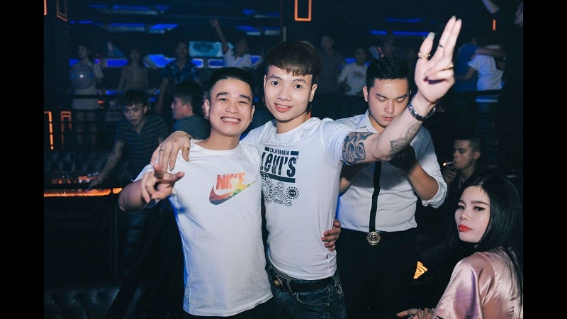 Khá Bảnh Meme đứng ở giữa