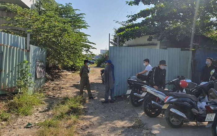 Người dân không lâu sau đó đã báo công an chức năng