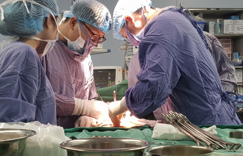Nam thanh niên 27 tuổi đã được các bác sĩ nhanh chóng chỉ định mổ để lấy nhẫn ra khỏi "cậu bé"