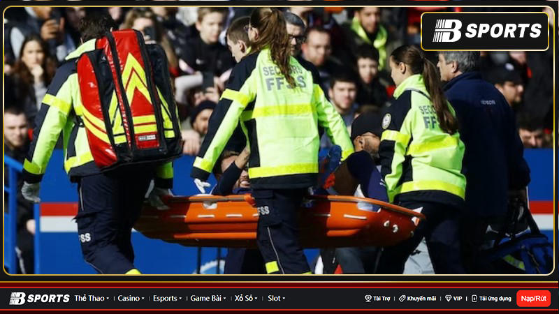 Neymar rời sân trên cáng khi Paris Saint-Germain thắng Lille tháng trước