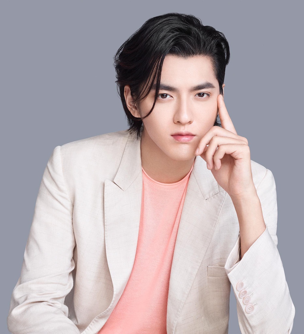 Chân dung của nam ca sĩ cùng với những lùm xùm