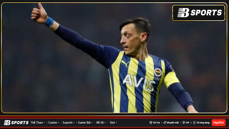 Cựu tiền vệ của Arsenal và Real Madrid, Mesut Ozil đã tuyên bố giã từ sự nghiệp bóng đá chuyên nghiệp ở tuổi 34.