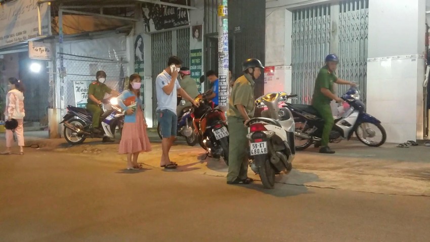 Lực lượng công an chức năng đã nhanh chóng có mặt tại hiện trường để phong tỏa cũng như khám nghiệm tử thi