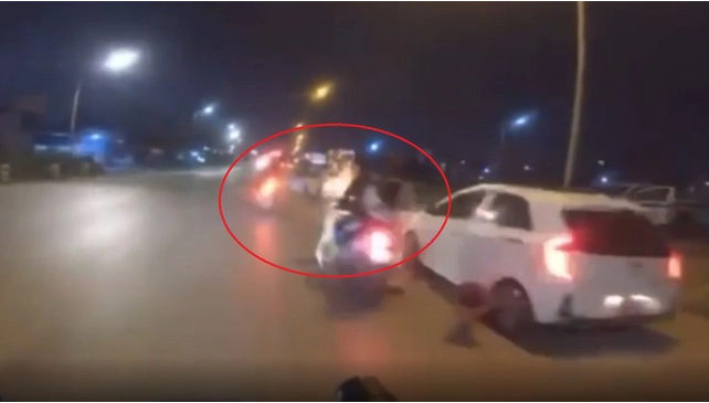 Camera ghi lại cảnh "quái xế"điên đâm mạnh vào cảnh sát giao thông đang làm nhiệm vụ